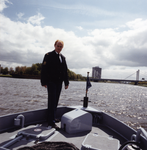 108136 Afbeelding van een agent van de Rijkspolitie te water op de boeg van een politieboot in het Amsterdam-Rijnkanaal ...